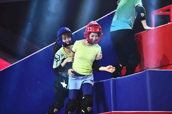 太拼了！叶璇阿雅贴身肉搏 “叛变”变阿雅迷妹