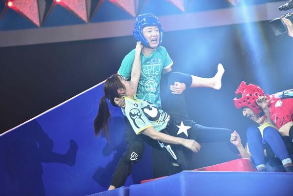 太拼了！叶璇阿雅贴身肉搏 “叛变”变阿雅迷妹