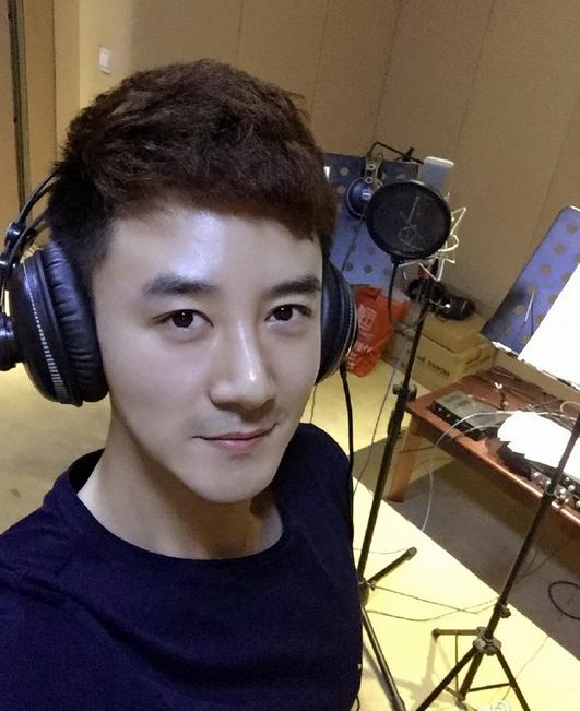 张倬闻新剧杀青忙录歌 晒自拍引粉丝刷屏