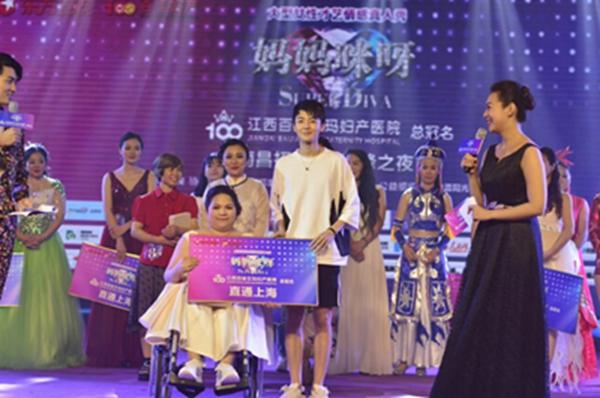 轮椅妈妈亮相《妈妈咪呀》总决选 收获晋级直通