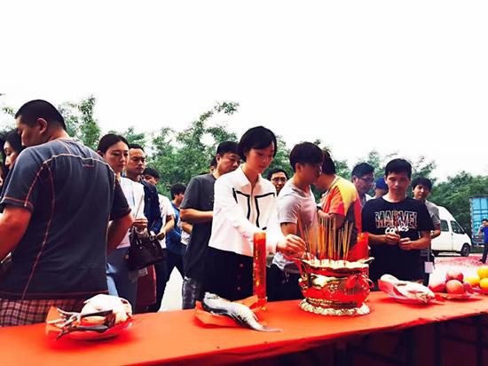 握手术刀？何杜娟帅气出演《外科风云》新角色