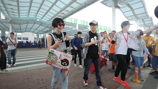 吴莫愁扮粉丝跟拍哈林 反被吐槽造型像“大婶”