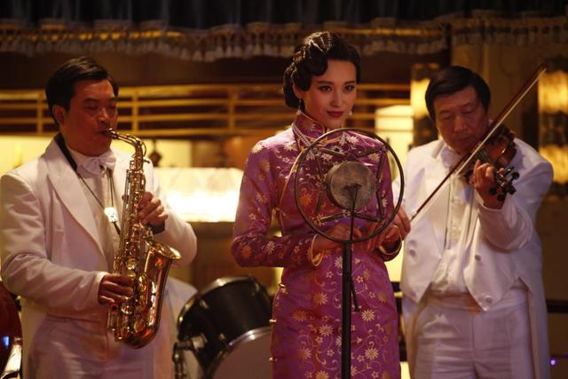 《红星照耀中国》杀青 宁丹琳演歌女大秀英文