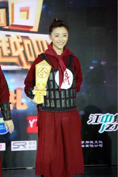 黄小蕾“穿越”变女将 帅气耍狼铣被赞有气场