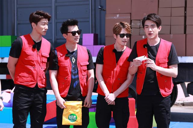 薛之谦化身物流员勇斗外星人 网友：认真更帅