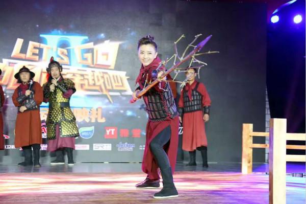 黄小蕾“穿越”变女将 帅气耍狼铣被赞有气场