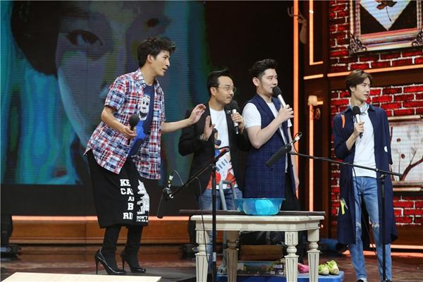 影界老炮现身《天天》 大张伟穿高跟女人味足