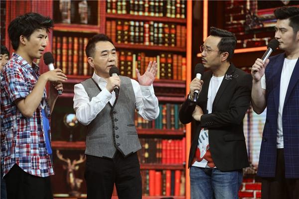 影界老炮现身《天天》 大张伟穿高跟女人味足