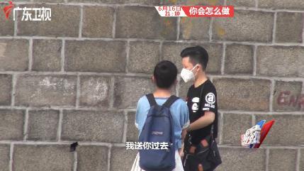 女孩被陌生男子尾随 路人为解救做出惊人举动