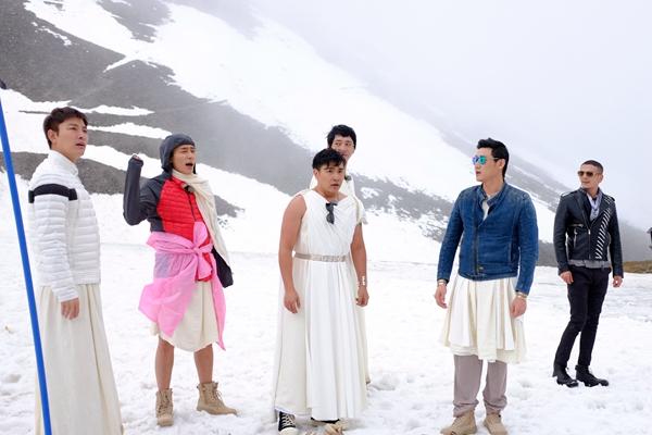 《花样男神》将开播 “男神团” 穿神袍上雪山