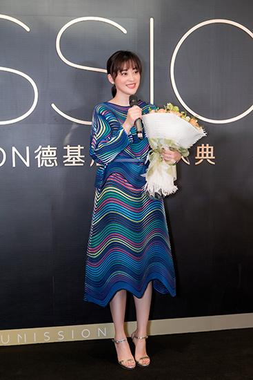 大写的人生赢家！梅婷儿女围绕身旁幸福满溢