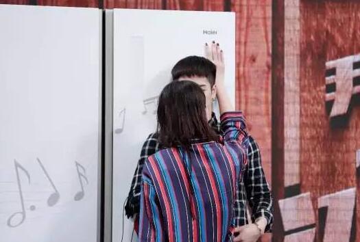 小宋佳懒癌晚期还冰箱咚王嘉尔 两人间接接吻