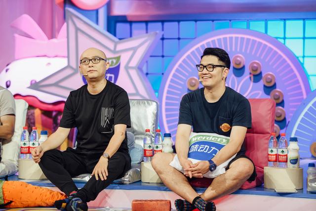 《四大名助》曝自恋同事 频发自拍自比权志龙