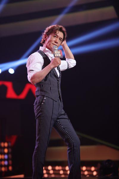 李咏《好声音》首秀水土不服 10次口播8次卡壳