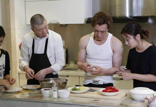 冯小刚携女儿给徐帆惊喜 自称选对人生女主角