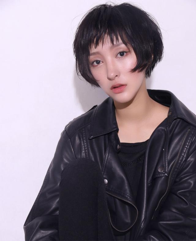 李心博《疯狂天后》热拍 男装丽人开启撩妹模式