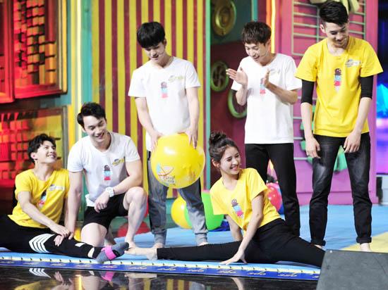 张予曦自嘲“黑瘦”不敢回家 秀一字马险抽筋