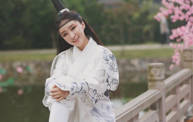 李心博《疯狂天后》热拍 男装丽人开启撩妹模式