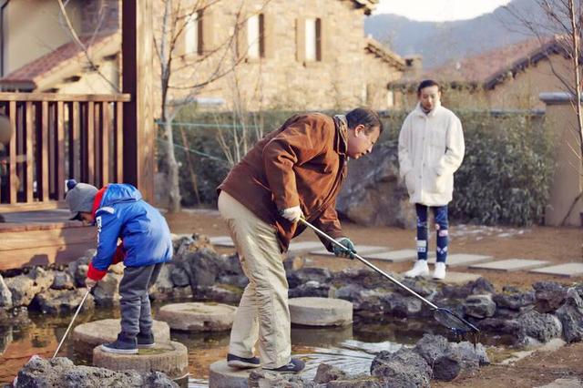 顶顶遭姥爷“诱惑”养鸡 董洁受冷落无奈反抗