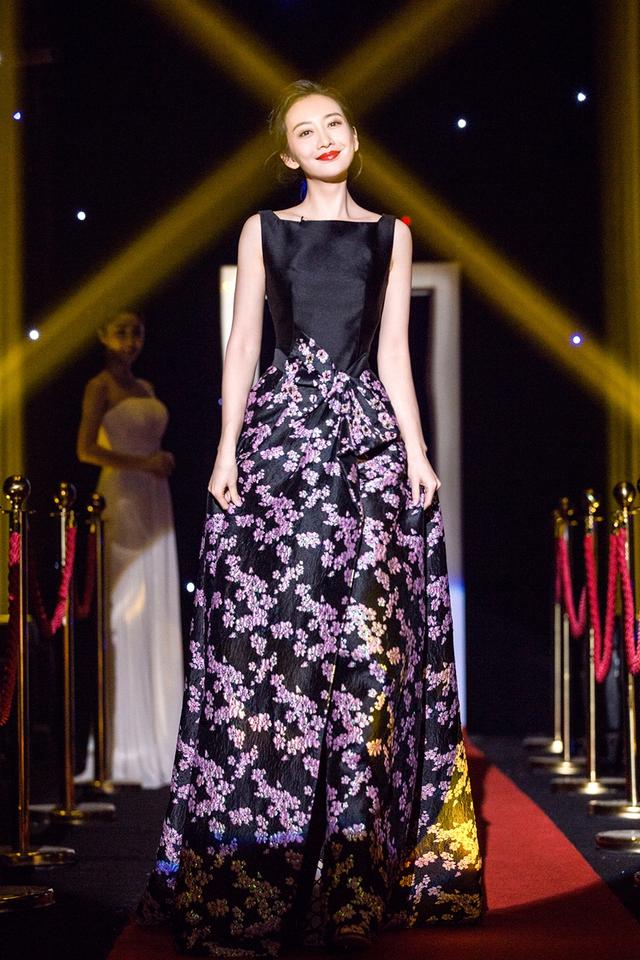 王鸥出席颁奖礼小秀性感 获“演技上天奖”