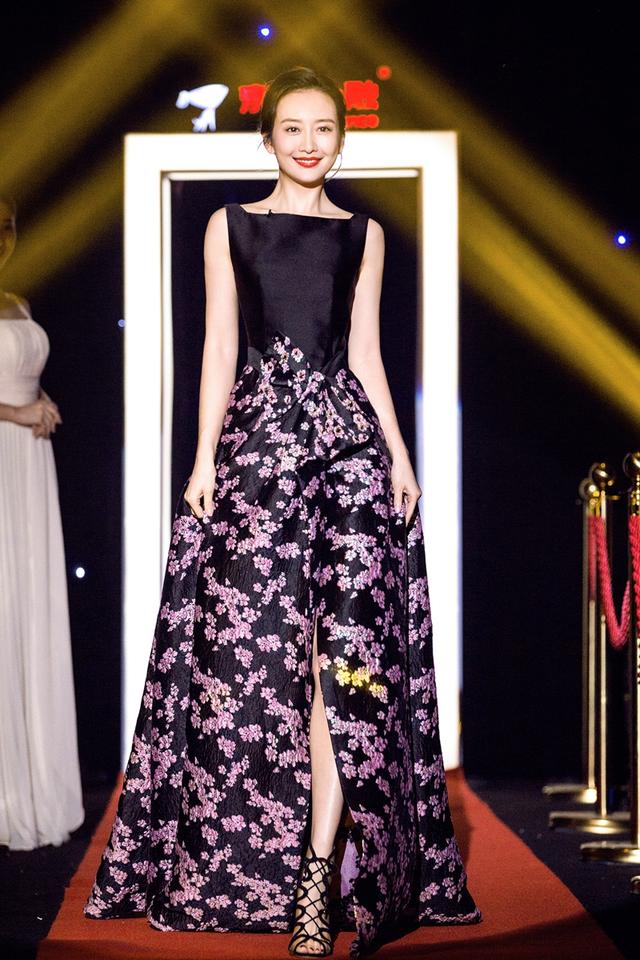 王鸥出席颁奖礼小秀性感 获“演技上天奖”