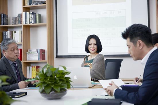 都是套路!邬君梅在新戏中遭遇危机并淡定应对