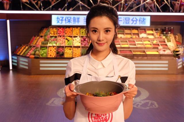 90后隋雨蒙迎综艺首秀 做栗子烧鸡挑战前辈