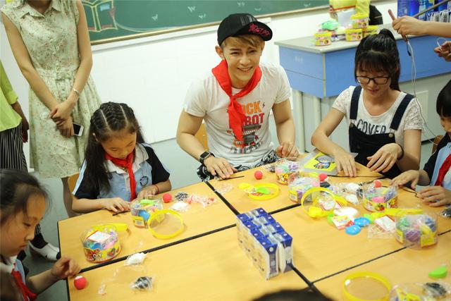 加速成长公益计划落申城 汪东城沈梦辰变孩子王