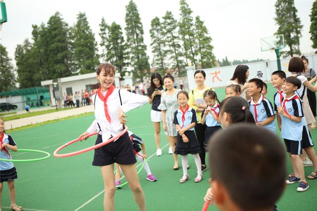 加速成长公益计划落申城 汪东城沈梦辰变孩子王