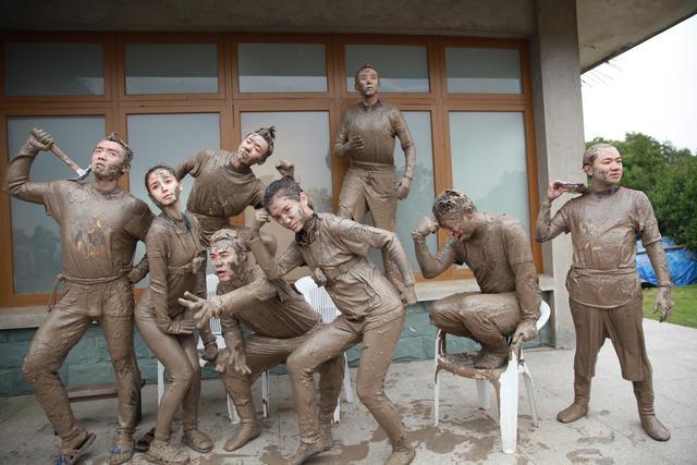 揭秘跑男置景:挖泥塘花半个月 还要保证没碎石