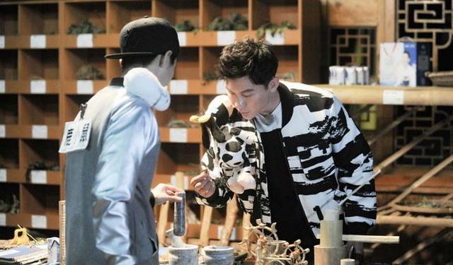 揭秘跑男置景:挖泥塘花半个月 还要保证没碎石