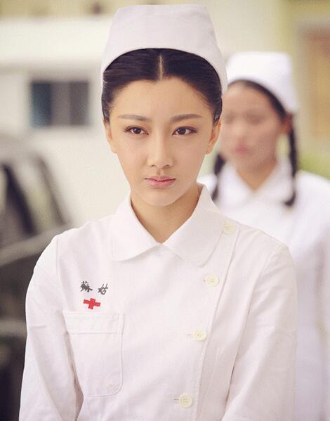 《我的爱情撞上了战争》热播 吴春燕变白衣天使