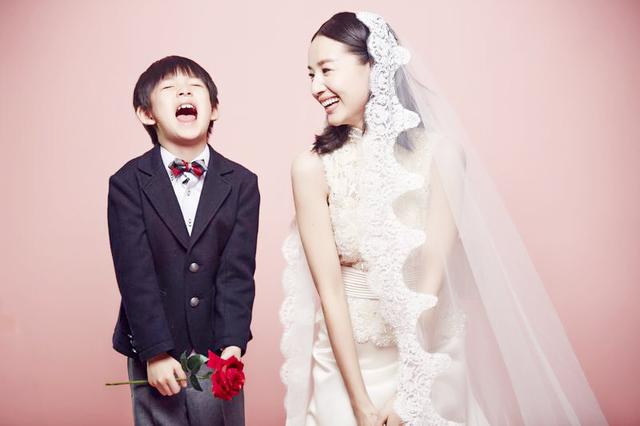 顶顶化身男主给董洁送花 姥姥姥爷婚纱照圆梦