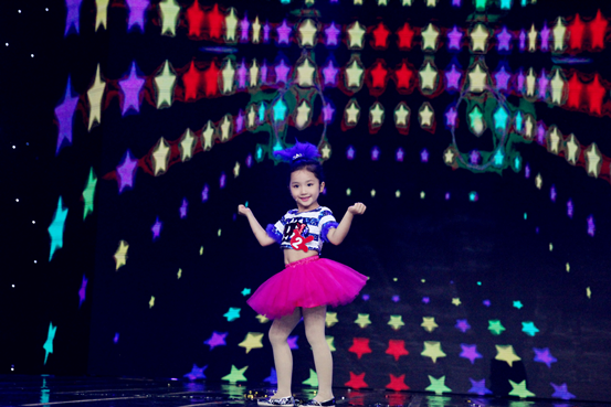 覃紫涵问鼎《非常6+1》 获封“非常小明星”