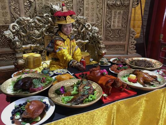 杨默网络剧爆红 网友惊呼:中国版金凯利!