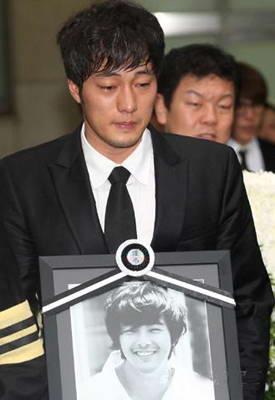 苏志燮赴墓地祭已故好友朴容夏 逝世6年未间断