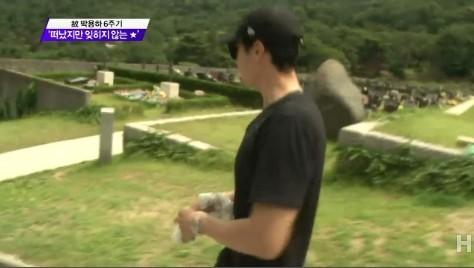 苏志燮赴墓地祭已故好友朴容夏 逝世6年未间断