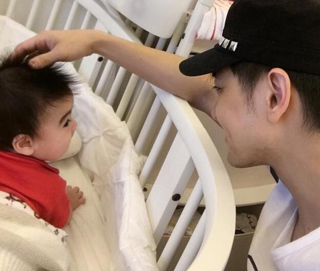 林志颖离家工作不舍娃 双胞胎儿子露侧脸眼大大