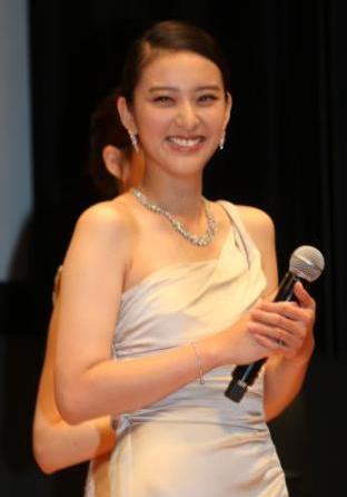 武井咲戴天价珠宝拍戏 笑称泷泽秀明甜蜜相伴