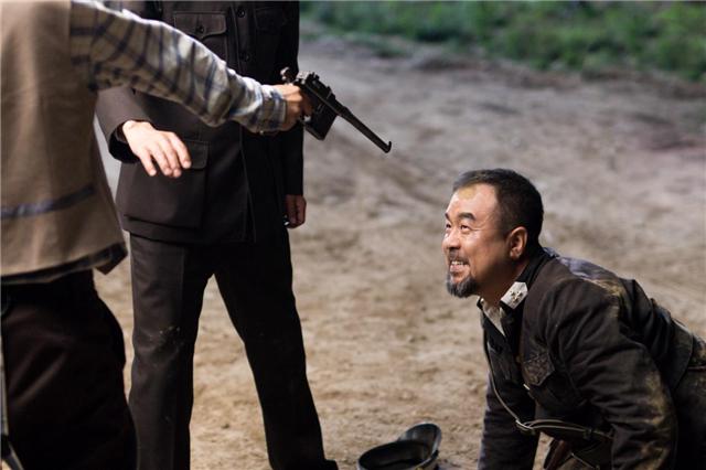 《红旗漫卷西风》热拍中 大宝哥展专业精神