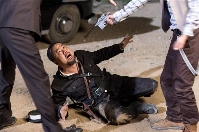 《红旗漫卷西风》热拍中 大宝哥展专业精神