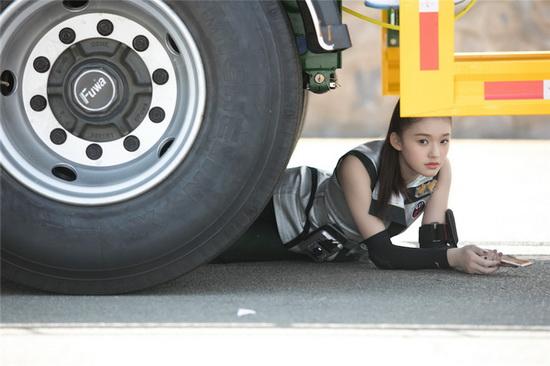 林允《全员》变身特工狂花 箱子神隐术致敬蛇叔