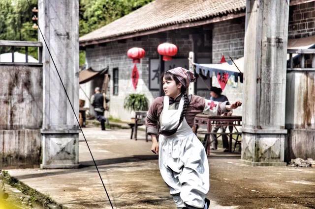 《骡子和金子》横店热拍 黄曼奔赴战地救伤员