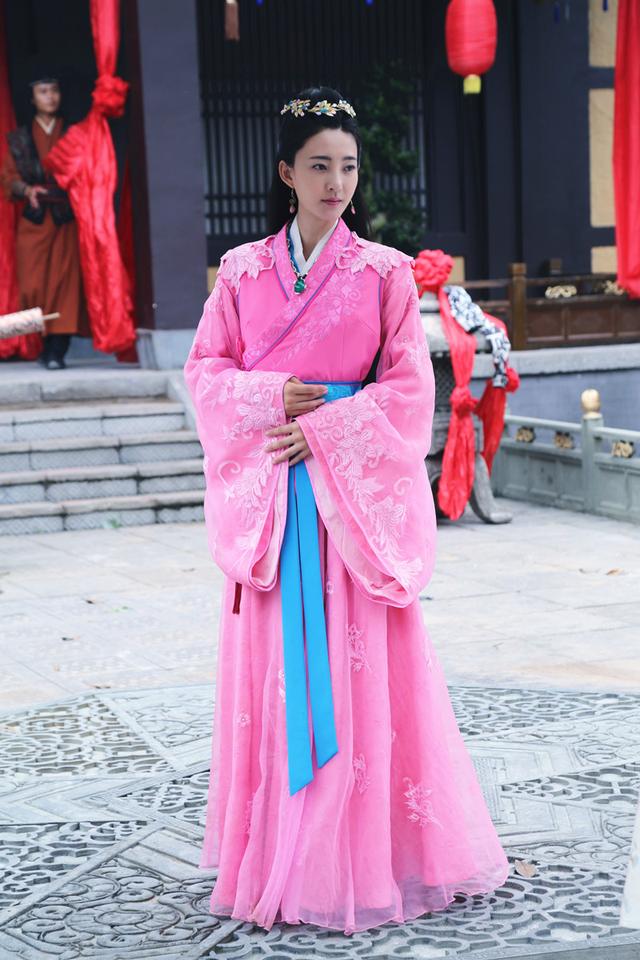 王丽坤《凤凰无双》杀青 开启女权逆袭之路