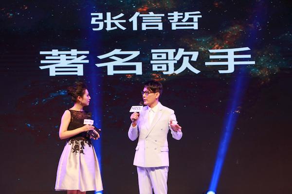 情歌王子张信哲关注VR 出道30年仍是好奇宝宝
