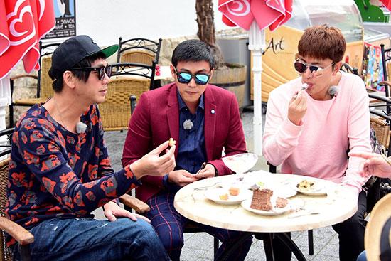 陆毅展“撩妹大法”街头索吻小Baby 画面太粉红