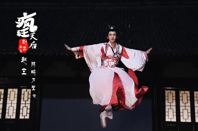 陈鹏万里《疯狂天后》曝剧照 深情凝望暖人心