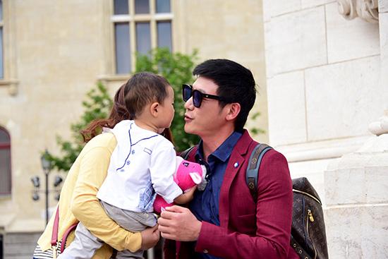 陆毅展“撩妹大法”街头索吻小Baby 画面太粉红