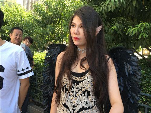 女子变身“半妖”博眼球 网红时代想红就能红？