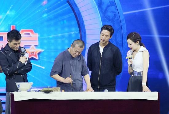 怪咖奶爸上线！凌潇肃唱歌哄娃睡觉画风太幽默